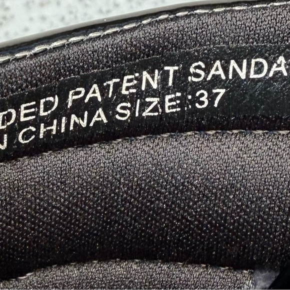 Sleek Black Mules with Glossy Finish - Picture 2 of 9